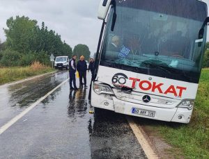 Tokat-Almus yolunda yolcu otobüsü kamyonete arkadan çarptı, 2 kişi yaralandı