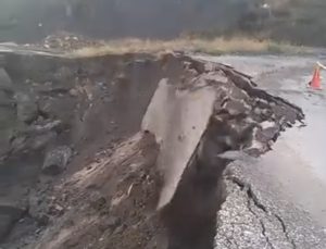 Tokat Pazar’da sağanak sonrası heyelan Ocaklı köyü yolunu çökertti