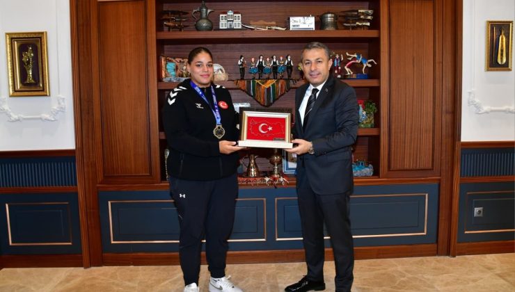 Trabzon Valisi Şahin, Avrupa şampiyonu boksörleri tebrik etti