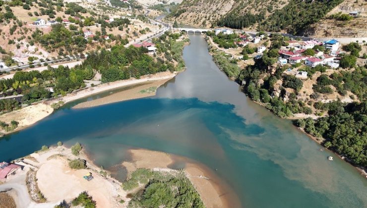 Tunceli’de Munzur ve Pülümür nehirleri yağış sonrası iki ayrı renkte akıyor
