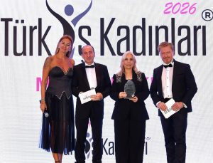 Türk İş Kadınları Plaket Töreni’nde ödüller sahiplerini buldu: Haberler.com Genel Yayın Yönetmeni Av. Bedia Teymur’a plaket