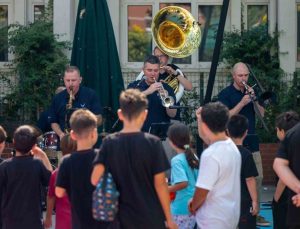 USAFE Orkestrası, Adana ve Tarsus’ta yaklaşık 700 öğrenciyle buluştu