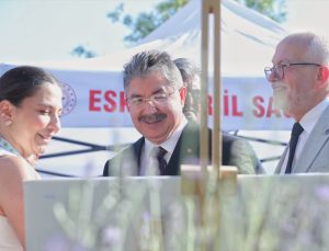 Vali Yılmaz, Halk Sağlığı Haftası Etkinliğinde Sağlık Stantlarını Ziyaret Etti