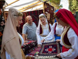 Yabancı konuklara Yağcıbedir halısı dokuma dersi