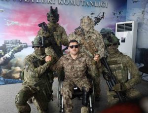 2. Karabağ Savaşı gazisi Taleh Camalov, TEKNOFEST Güneydoğu’da askerlerle buluştu