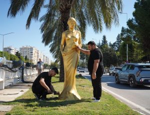 63. Altın Portakal Film Festivali öncesi Venüs heykelleri Antalya’da yolları süsledi