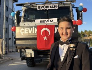 9 aylıkken babası şehit olmuştu! Eyüphan sünnet düğününe babasının adını taşıyan TOMA ile gitti