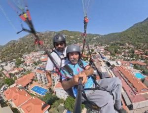 94 yaşında ilk kez yamaç paraşütü yaptı! Fethiye semalarında ‘Paraşütü ben idare ediyorum’ dedi