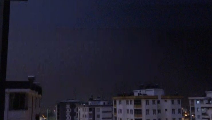 Adana Kozan’da sağanak sırasında yıldırımın düşme anı muhabir kamerasına yansıdı