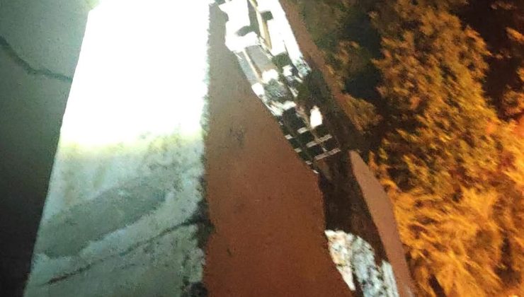 Adana Kozan’da sağanakta iki noktaya yıldırım düştü, 2 otomobil hasar gördü
