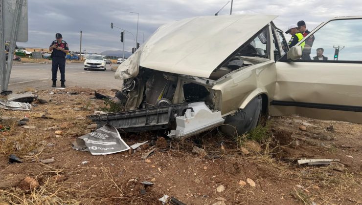 Adıyaman Kahta’da iki otomobil kafa kafaya çarpıştı, 5 kişi yaralandı