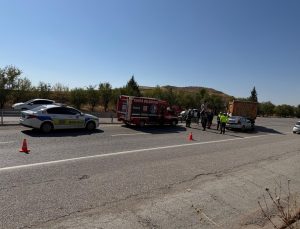 Adıyaman Kahta’da otomobil hafriyat kamyonuna arkadan çarptı, 2’si ağır 3 yaralı