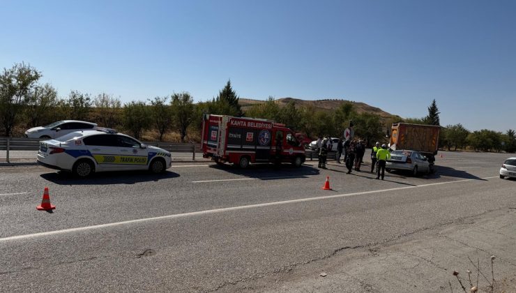 Adıyaman Kahta’da otomobil hafriyat kamyonuna arkadan çarptı, 2’si ağır 3 yaralı