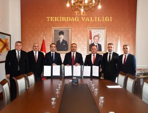 Adnan Sungur, Tekirdağ İl Sağlık Müdürlüğüne aşı nakil aracı ve 2 ambulans bağışladı