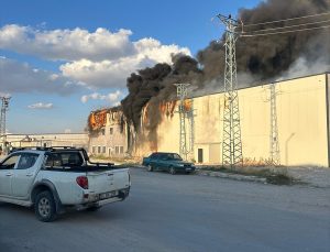 Afyonkarahisar Emirdağ’da mantar fabrikasındaki yangın söndürülmeye çalışılıyor