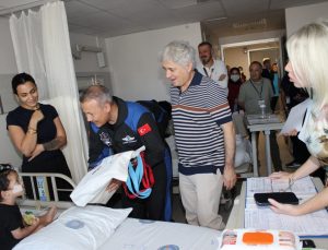 Akdeniz Üniversitesi’nde 11 astronot kanser tedavisi gören çocuklara moral verdi