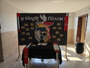 Aksaray Eskil’de lise öğrencileri Gazze için “Filistin Sokağı” sergisi düzenledi