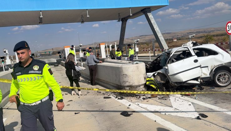 Aksaray’da gişelerdeki bariyere çarpan otomobilin sürücüsü hayatını kaybetti.