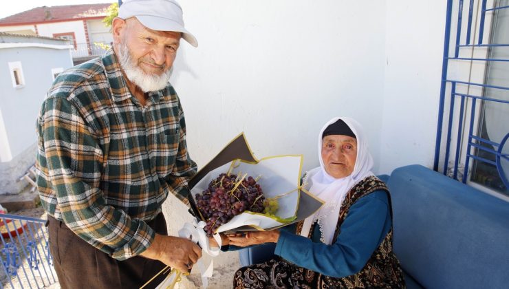 Aksaray’da Ramazan Keser, 58 yıllık eşine doğum gününde üzüm buketi hediye etti