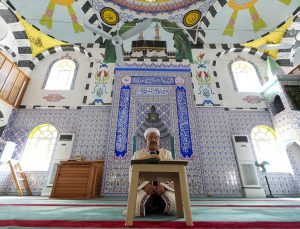 Aliağa’da 46 yıllık din görevlisi 6 aylık maaşını TSKGV’ye bağışladı