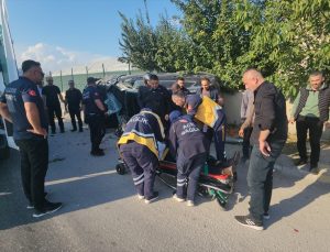 Amasya Suluova’da iki otomobil çarpıştı, yan yatan araçta sıkışan 2 kişi yaralandı