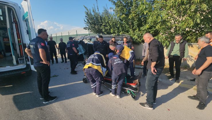 Amasya Suluova’da iki otomobil çarpıştı, yan yatan araçta sıkışan 2 kişi yaralandı