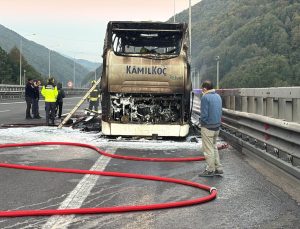 Anadolu Otoyolu’nun Bolu kesiminde yolcu otobüsü yandı, araç kullanılamaz hale geldi
