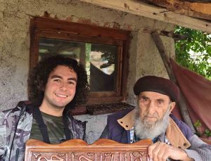 Ankara Kızılcahamam’da 93 yaşındaki Özen, 60 yıldır bastonları ücretsiz hediye ediyor