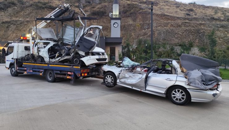 Ankara Mamak’ta takla atan otomobil otomobille çarpıştı; 2 kişi öldü, 2 yaralandı