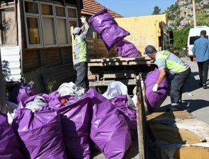 Antalya Kepez’de belediye ekipleri, kötü koku ihbarıyla evden 6 kamyon çöp temizledi