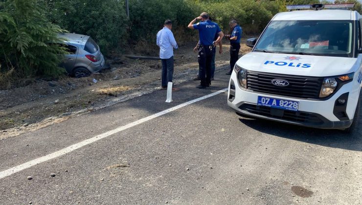 Antalya Serik’te otomobil direğe çarpıp şarampole devrildi, sürücü hafif yaralandı