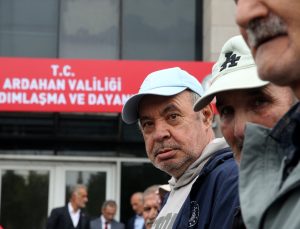 Ardahan Valisi Yamlı, Dünya Yaşlılar Günü etkinliğinde yaşlılarla sohbet etti