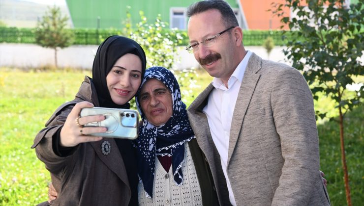 Ardahan Valisi Yamlı ve eşi, huzurevi sakinleriyle sacda gözleme pişirdi