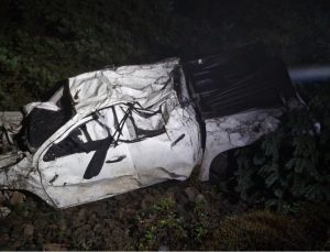 Artvin’de araç 300 metre yuvarlandı! Baba öldü, iki çocuk yaralı