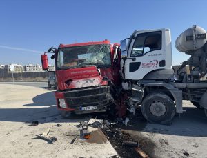 Avcılar Firuzköy’de iki beton mikseri çarpıştı, sürücüler yaralandı