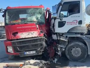 Avcılar’da beton mikseri karşı yönden gelen araçla çarpıştı, şoför yaralandı