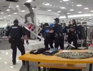 AVM’de tavandan gelen sesler çalışanları da polisi de alarma geçirdi