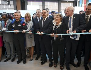 Bakan Kacır, Antalya’daki Uzay Kongresi’nde fuar alanını kurdele keserek açtı