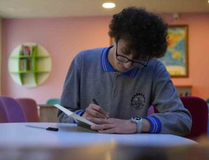 Bayburt meslek lisesi öğrencisi 4 ayda ‘Dalgaların Ardındaki’ romanını tamamladı