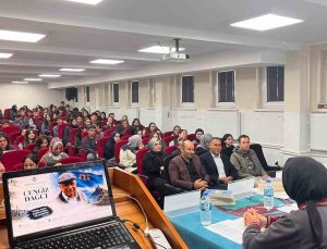 Bayburt’ta öğrenciler Cengiz Dağcı’yı Milli İrade Anadolu Lisesinde anlattı