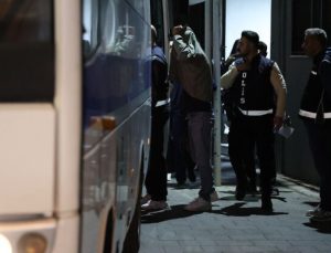 Bayraklı Belediyesi soruşturmasında gözaltına alınan 47 şüpheliden 43’ü adliye sevk edildi