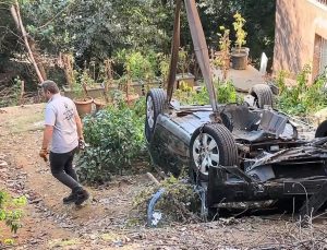 Beşiktaş’ta 79 yaşındaki sürücünün aracı site bahçesine uçtu, sürücü yaralandı