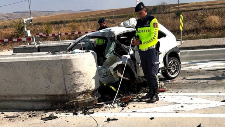 Beton bariyere çarptı! Korkunç kaza!