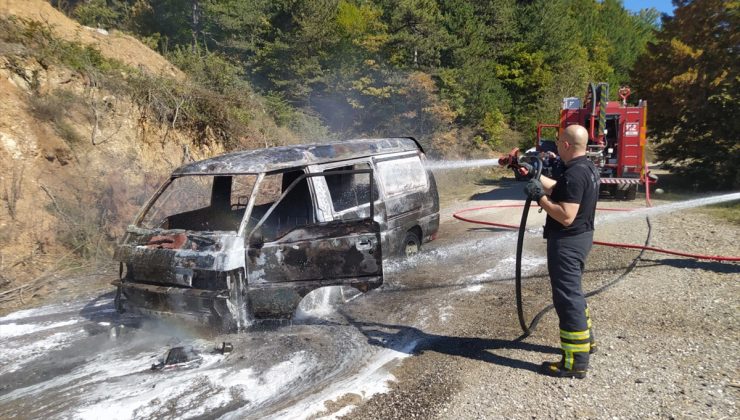 Bilecik Bozüyük’te seyir halindeyken yanan minibüs kullanılmaz hale geldi