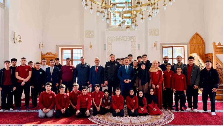 Bilecik Gölpazarı’nda Kaymakam Titiz, Cami ve Gençlik Buluşması’nda gençleri dinledi