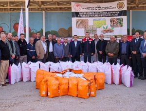 Bilecik’te tarım desteği kapsamında 306 üreticiye 717 torba kanola tohumu dağıtıldı