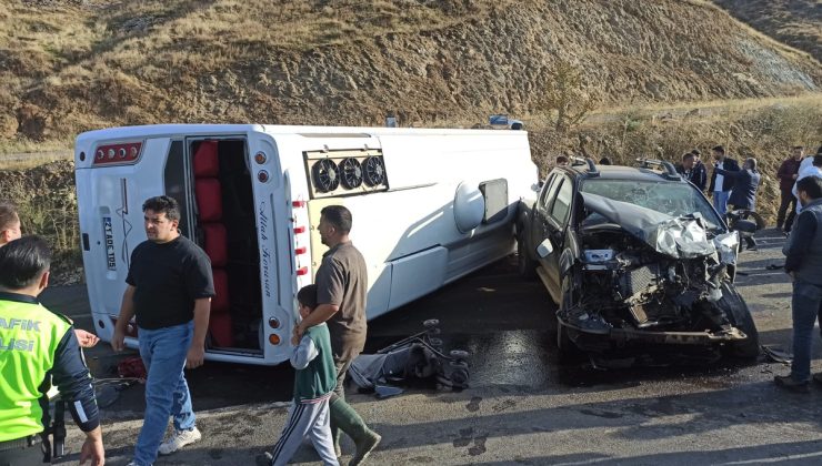 Bingöl-Diyarbakır kara yolunda midibüs ile kamyonet çarpıştı, 12 kişi yaralandı