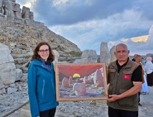 Birleşik Krallık Büyükelçisi, Nemrut’ta 34 yıllık görevliden fotoğraf hediyesi aldı