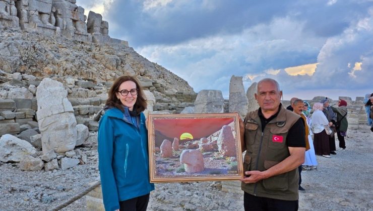 Birleşik Krallık Büyükelçisi, Nemrut’ta 34 yıllık görevliden fotoğraf hediyesi aldı