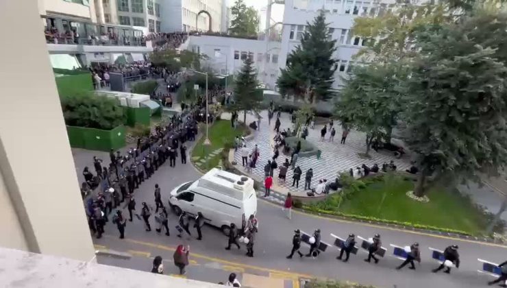 Boğaziçi’nde yemek ücreti 85 liraya çıkınca eylem yapıldı, çevik kuvvet sevk edildi.
